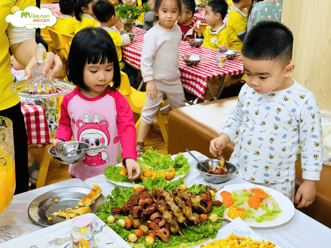 TIỆC BUFFET NOEL – BỮA TIỆC YÊU THƯƠNG TẠI MẦM NON VOI CON TIỆC BUFFET NOEL – BỮA TIỆC YÊU THƯƠNG TẠI MẦM NON VOI CON - TRƯỜNG MẦM NON VOI CON