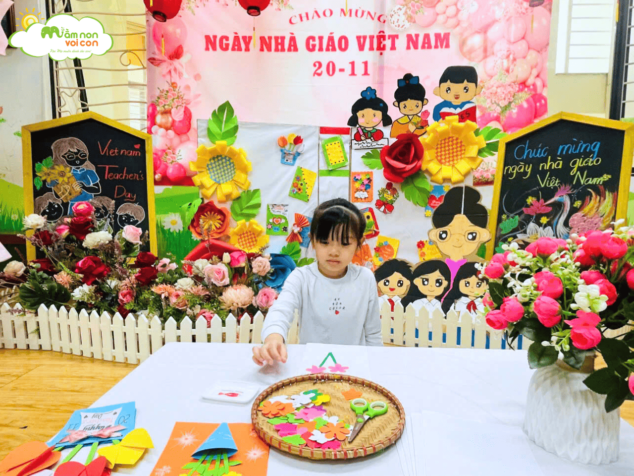 E7 KHÉO TAY LÀM THIỆP – GỬI NGÀN YÊU THƯƠNG ĐẾN CÔ - TRƯỜNG MẦM NON VOI CON