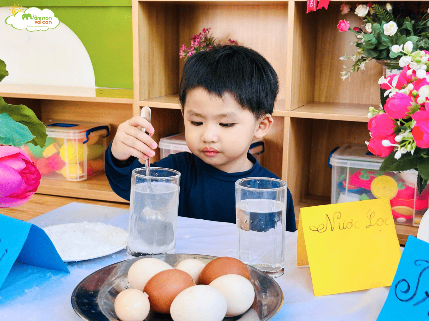 THÍ NGHIỆM “TRỨNG CHÌM – TRỨNG NỔI” CỰC THÚ VỊ CỦA CÁC BẠN NHỎ LỚP E3 - TRƯỜNG MẦM NON VOI CON