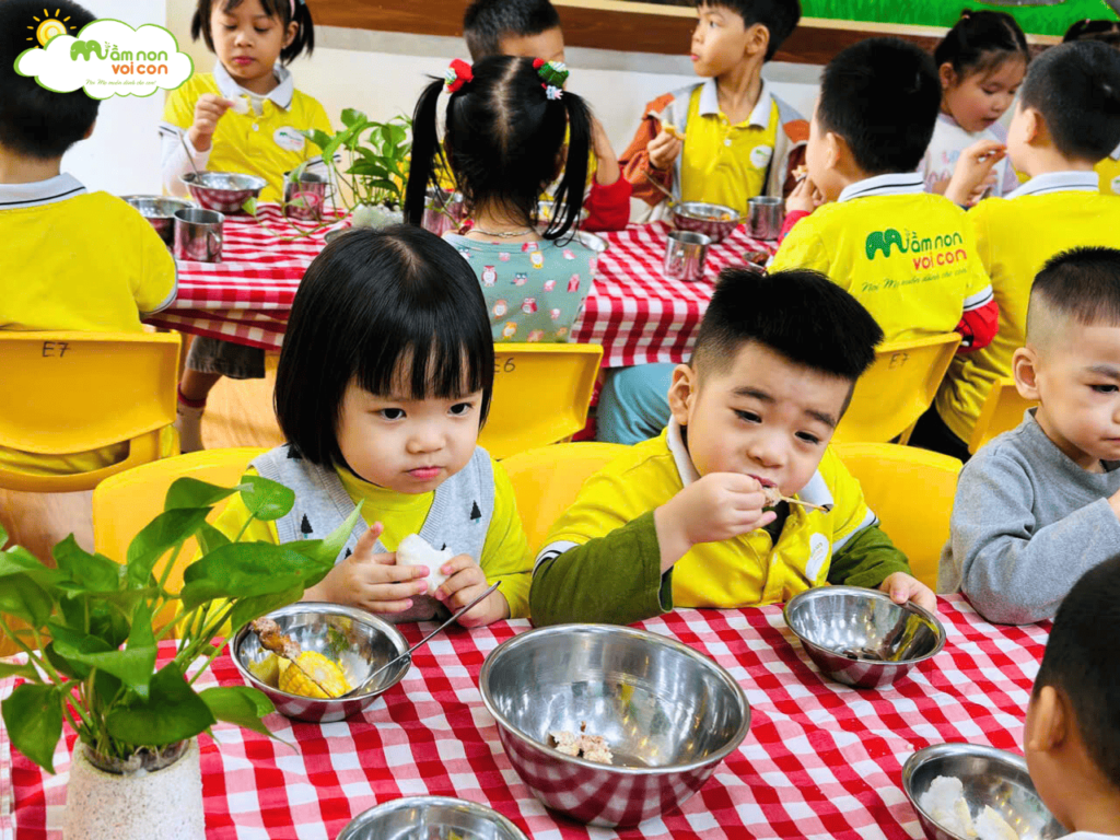 TIỆC BUFFET NOEL – BỮA TIỆC YÊU THƯƠNG TẠI MẦM NON VOI CON - TRƯỜNG MẦM NON VOI CON