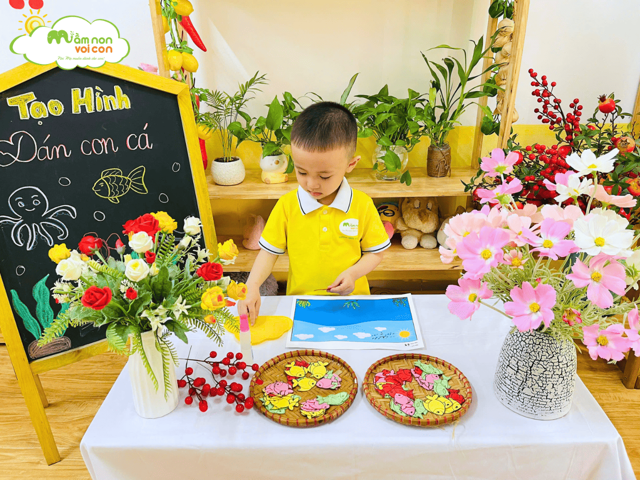 ĐẠI DƯƠNG RỰC RỠ: BÉ DÁN ĐÀN CÁ BƠI - TRƯỜNG MẦM NON VOI CON