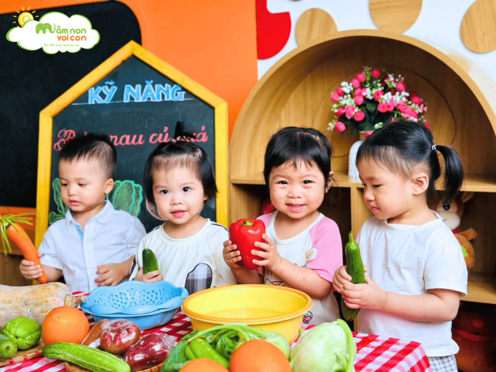 BÉ LỚP E2 HÀO HỨNG HỌC KỸ NĂNG RỬA RAU CỦ QUẢ - TRƯỜNG MẦM NON VOI CON