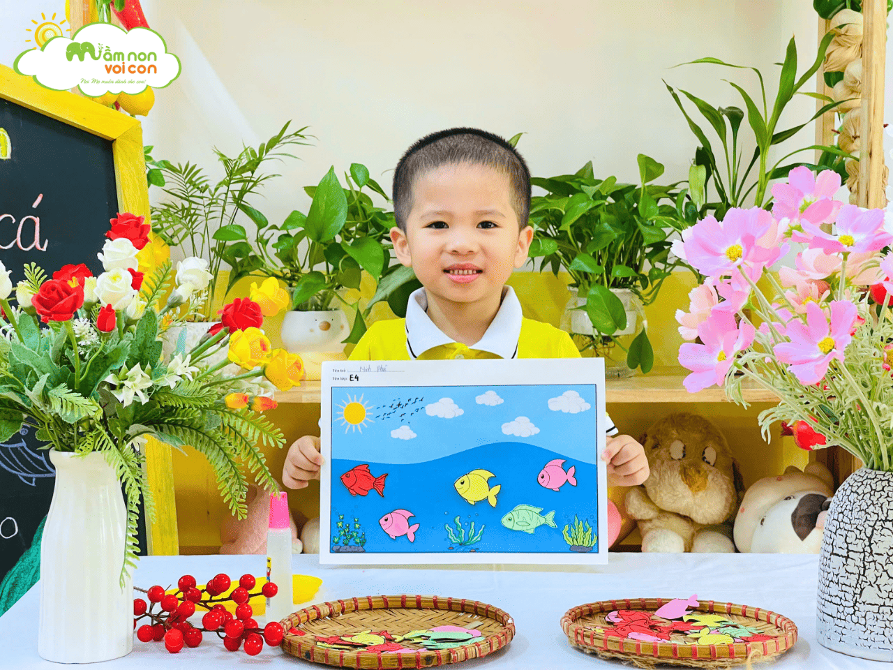 ĐẠI DƯƠNG RỰC RỠ: BÉ DÁN ĐÀN CÁ BƠI - TRƯỜNG MẦM NON VOI CON