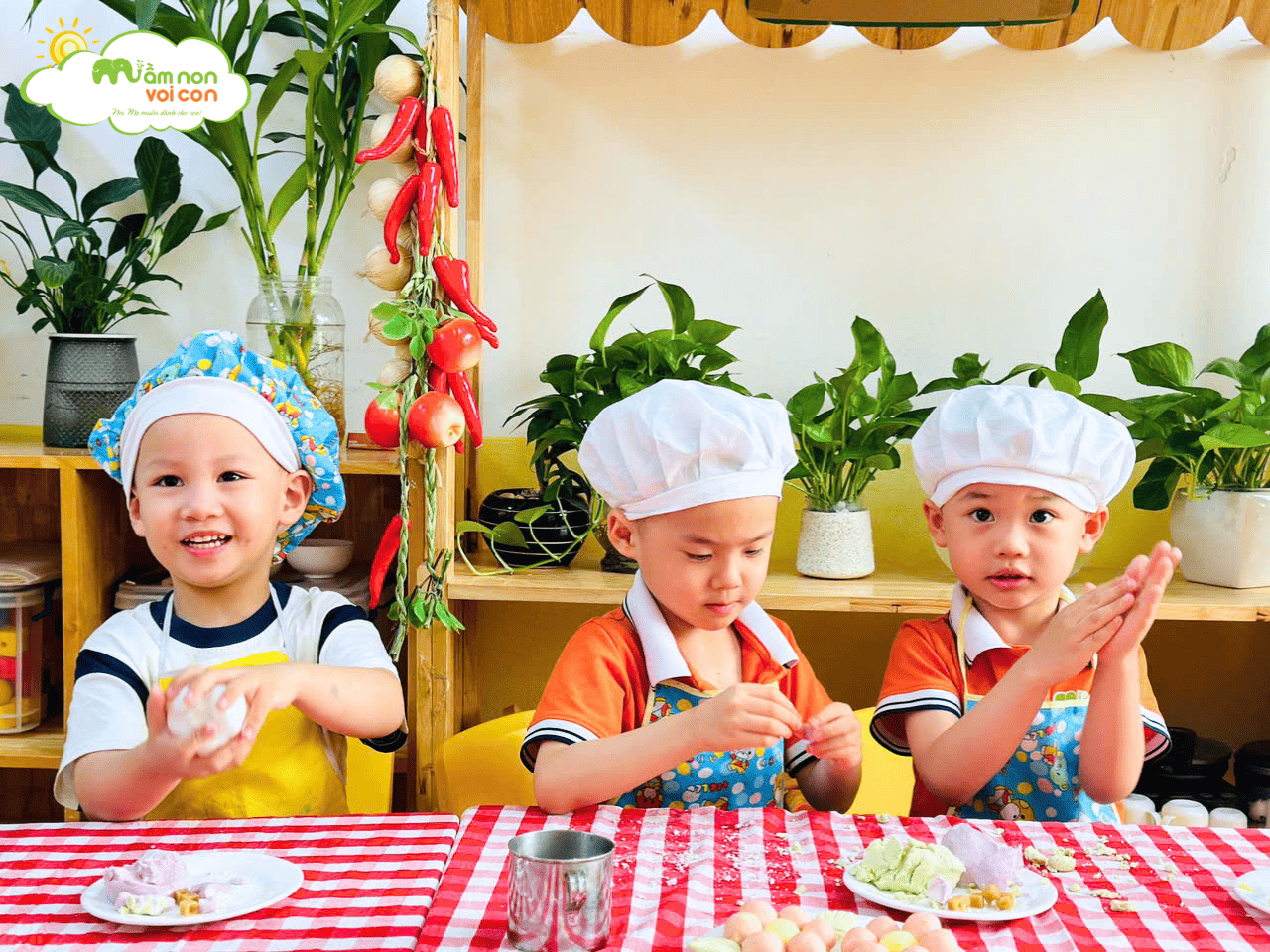 BÉ TẬP LÀM ĐẦU BẾP – NGỌT NGÀO BÁNH TRÔI NƯỚC - TRƯỜNG MẦM NON VOI CON