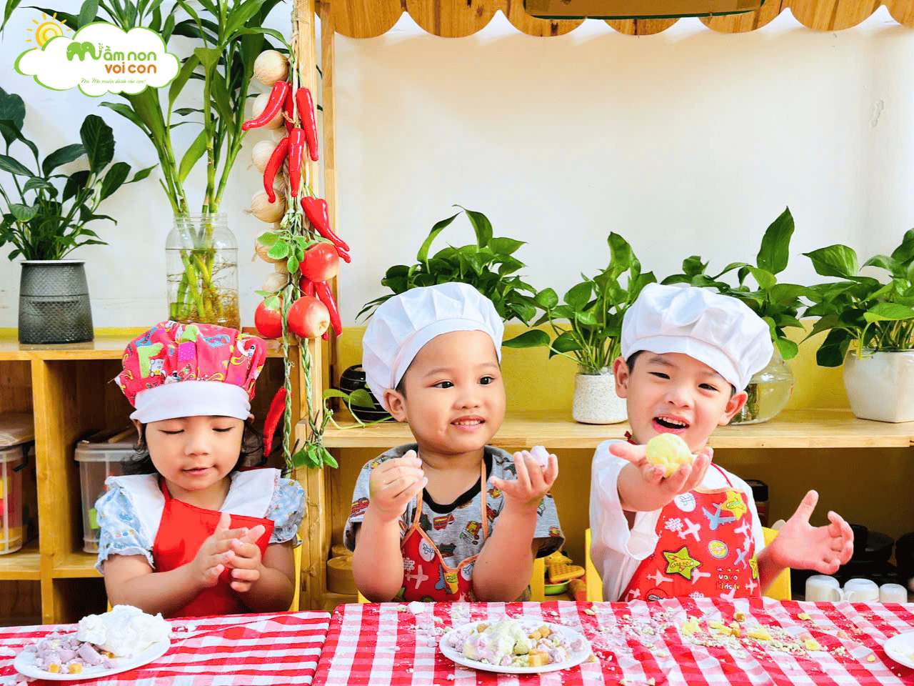 BÉ TẬP LÀM ĐẦU BẾP – NGỌT NGÀO BÁNH TRÔI NƯỚC - TRƯỜNG MẦM NON VOI CON