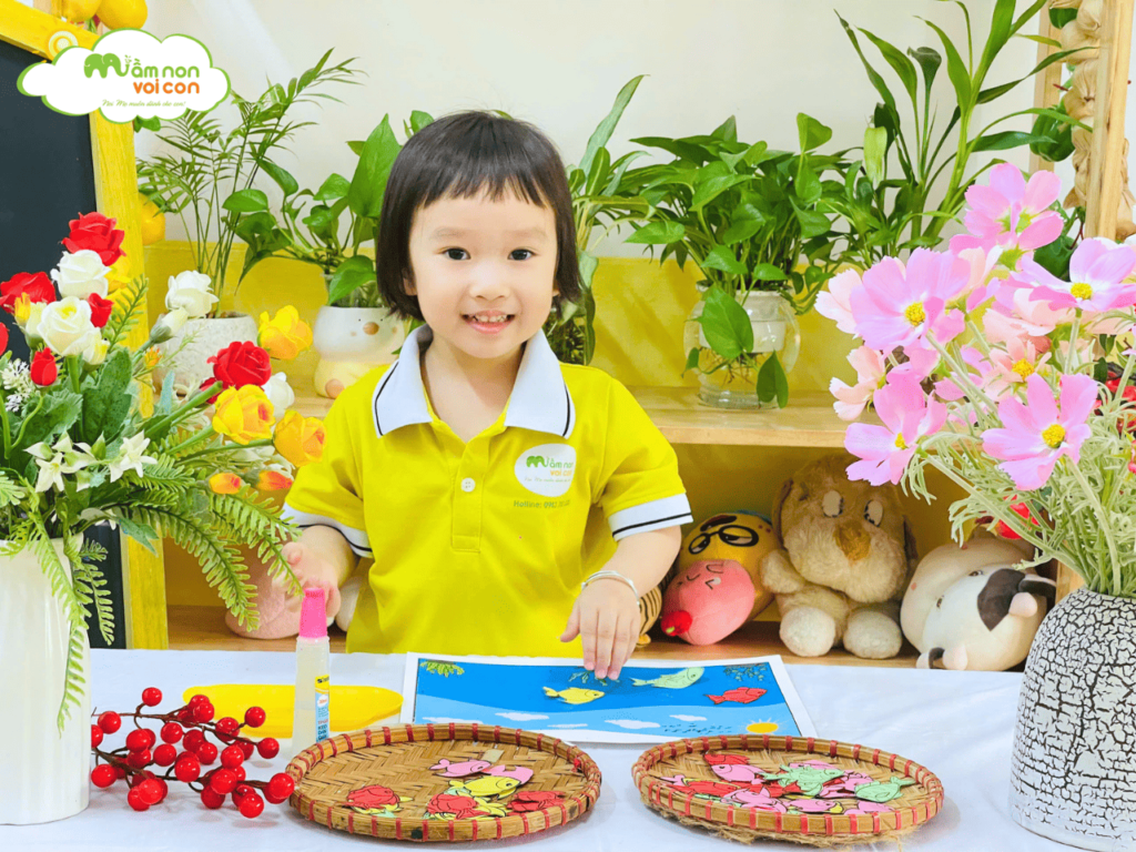 ĐẠI DƯƠNG RỰC RỠ: BÉ DÁN ĐÀN CÁ BƠI - TRƯỜNG MẦM NON VOI CON