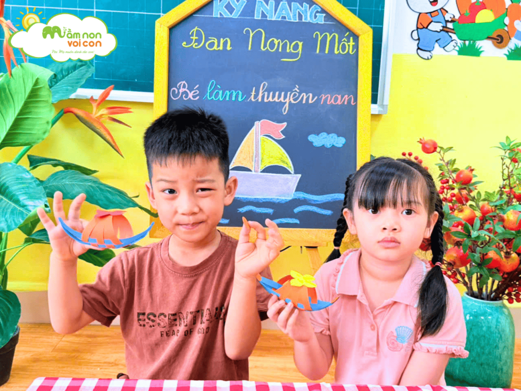 KỸ NĂNG ĐAN NONG MỐT – BÉ LÀM THUYỀN NAN - TRƯỜNG MẦM NON VOI CON
