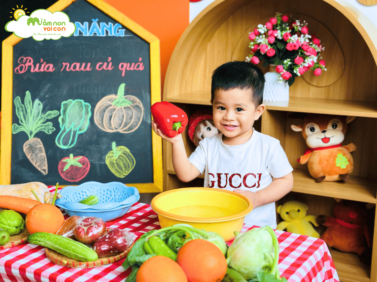 BÉ LỚP E2 HÀO HỨNG HỌC KỸ NĂNG RỬA RAU CỦ QUẢ - TRƯỜNG MẦM NON VOI CON