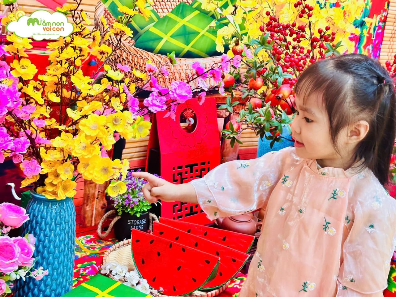 XUÂN KHẼ GHÉ QUA LỚP E3 XUÂN KHẼ GHÉ QUA LỚP E3 - TRƯỜNG MẦM NON VOI CON