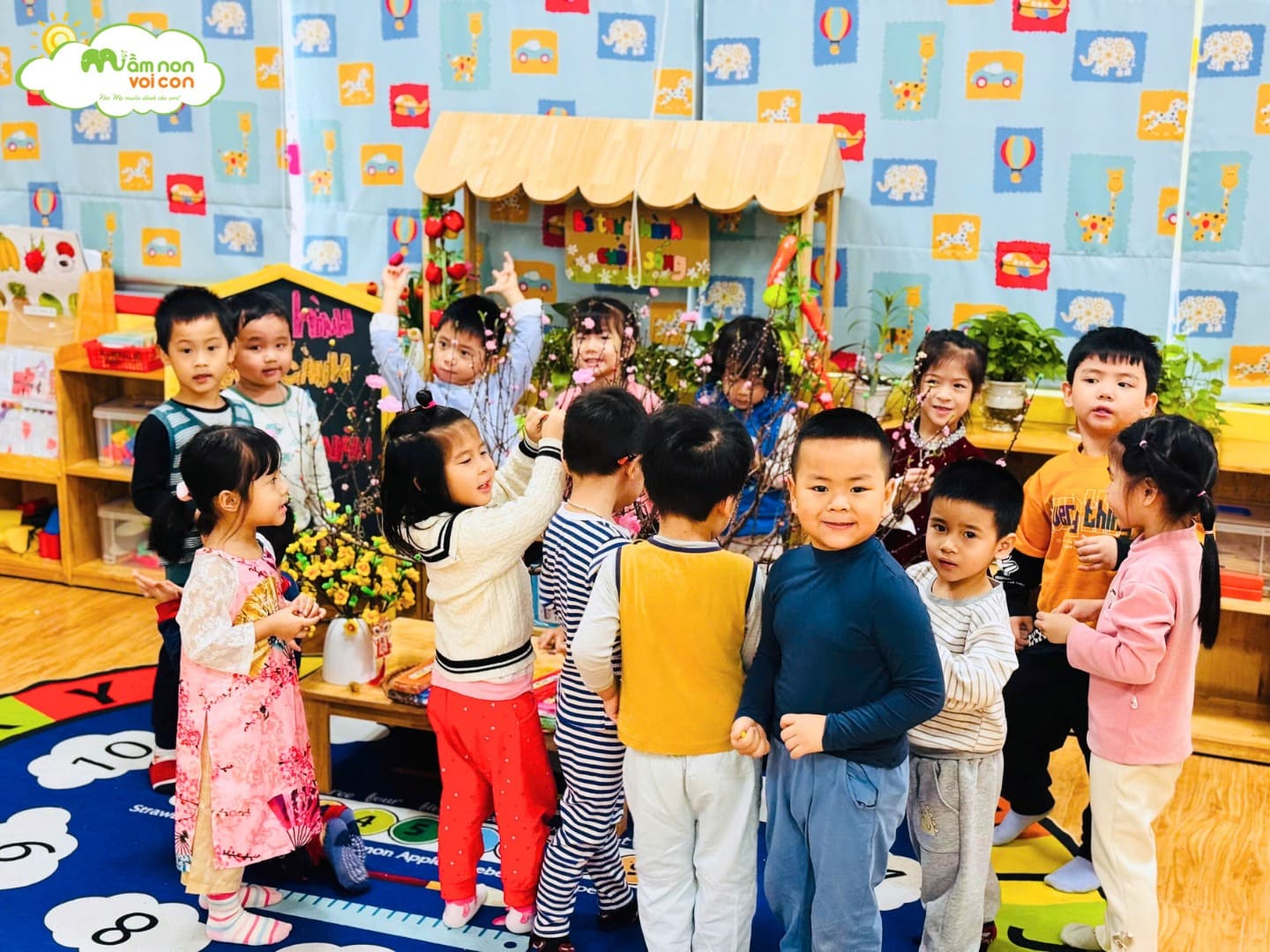 HOẠT ĐỘNG TRẢI NGHIỆM: LÀM CÀNH HOA TỪ ĐẤT NẶN HOẠT ĐỘNG TRẢI NGHIỆM: LÀM CÀNH HOA TỪ ĐẤT NẶN - TRƯỜNG MẦM NON VOI CON