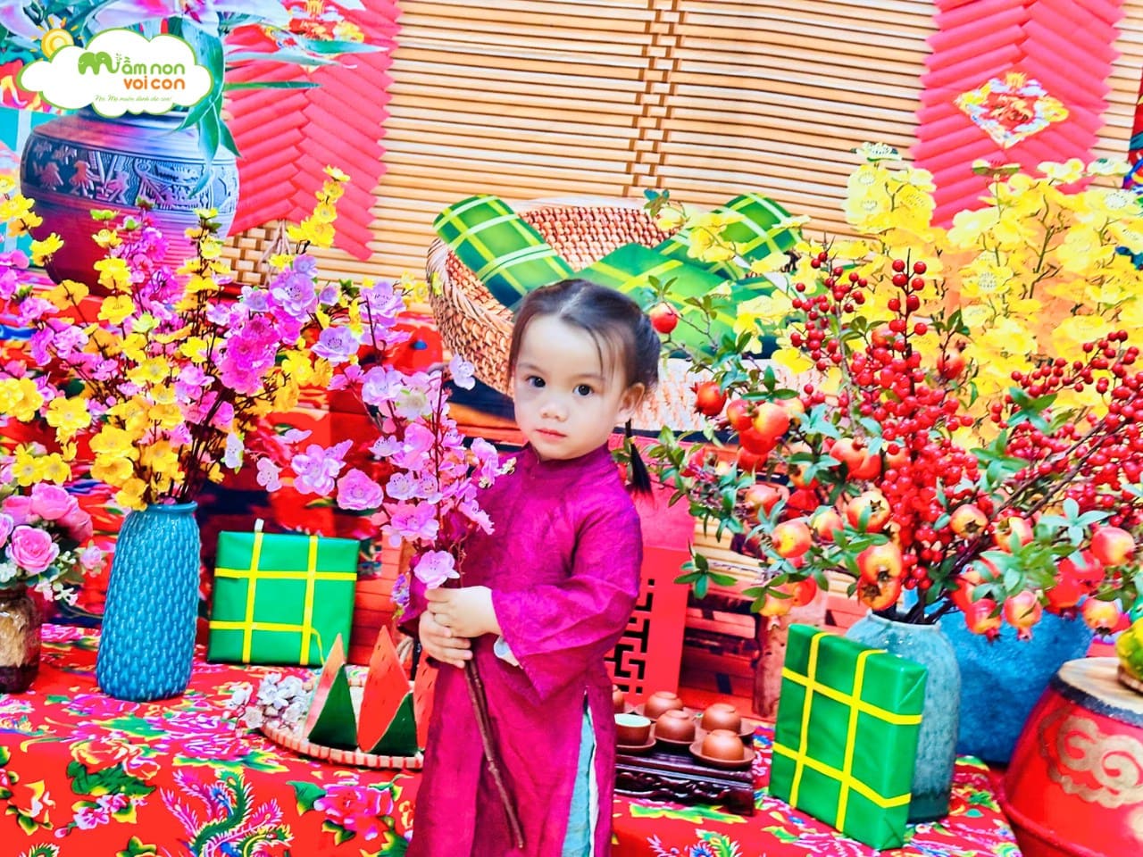 XUÂN KHẼ GHÉ QUA LỚP E3 XUÂN KHẼ GHÉ QUA LỚP E3 - TRƯỜNG MẦM NON VOI CON