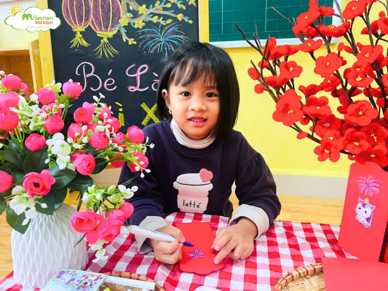 HOẠT ĐỘNG “BÉ LÀM LÌ XÌ” – GỬI GẮM LỘC XUÂN TỪ ĐÔI TAY NHỎ HOẠT ĐỘNG “BÉ LÀM LÌ XÌ” – GỬI GẮM LỘC XUÂN TỪ ĐÔI TAY NHỎ - TRƯỜNG MẦM NON VOI CON