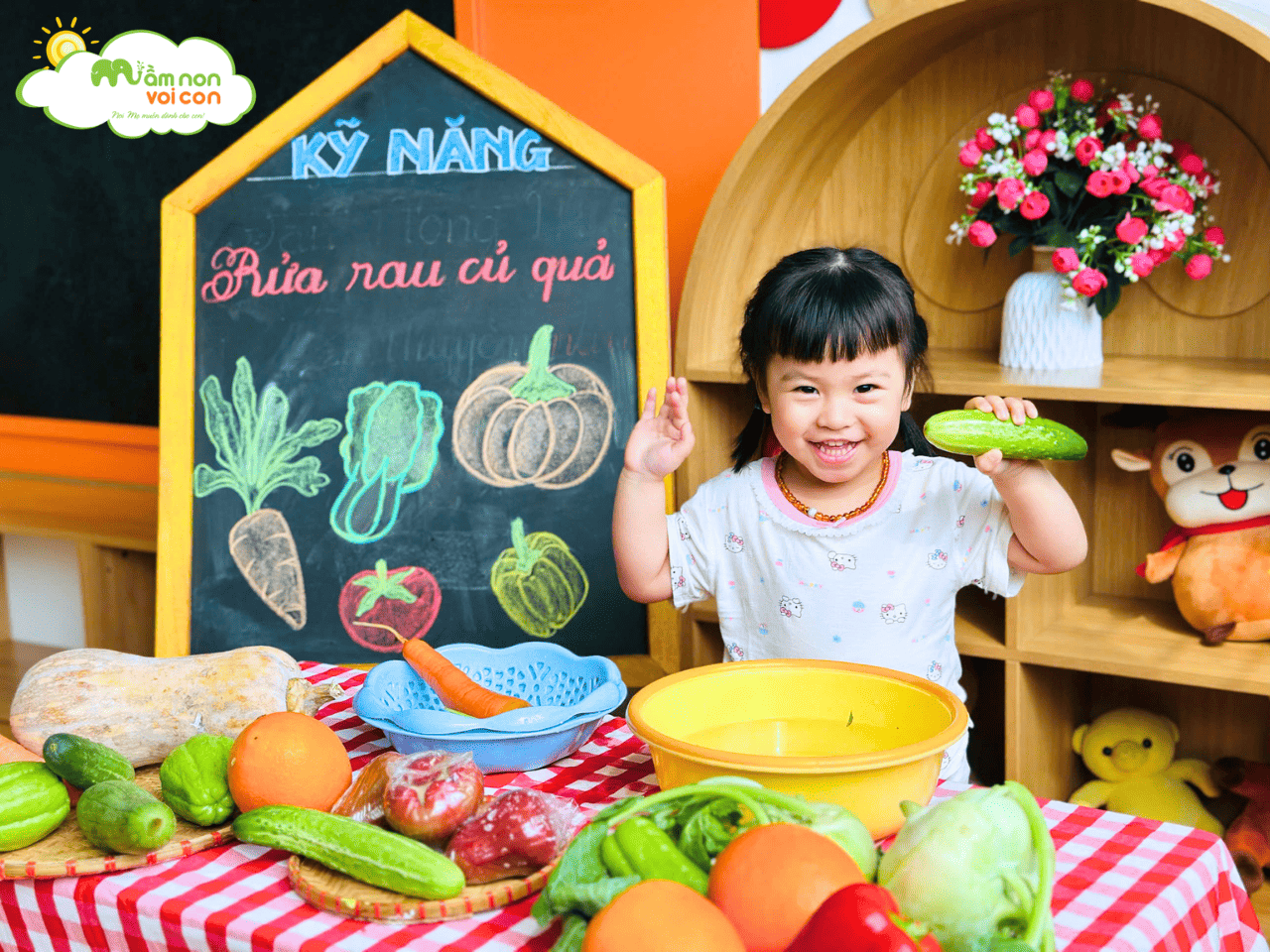 BÉ LỚP E2 HÀO HỨNG HỌC KỸ NĂNG RỬA RAU CỦ QUẢ - TRƯỜNG MẦM NON VOI CON