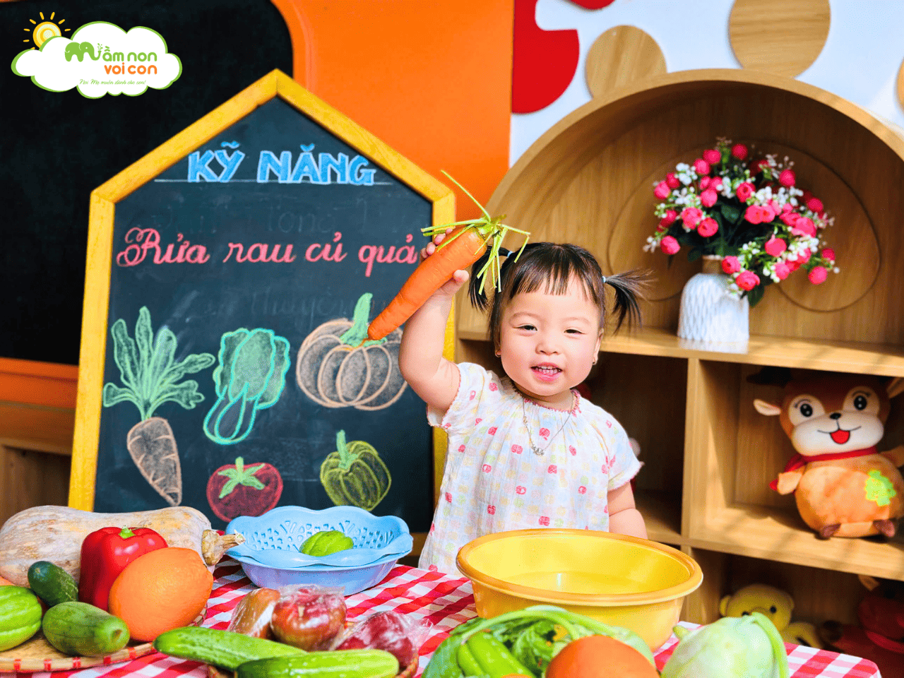 BÉ LỚP E2 HÀO HỨNG HỌC KỸ NĂNG RỬA RAU CỦ QUẢ - TRƯỜNG MẦM NON VOI CON